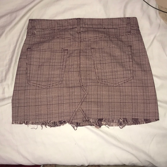 Super cute form fitting skirt - Picture 2 of 3